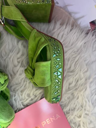 Sandalias Alma en Pena verdes con pedrería