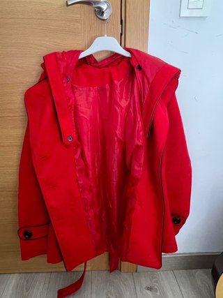 Abrigo corto rojo con capucha Talla M