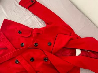 Abrigo corto rojo con capucha Talla M