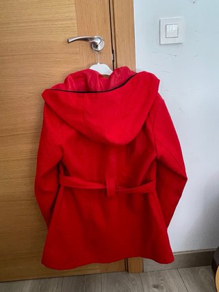 Abrigo corto rojo con capucha Talla M