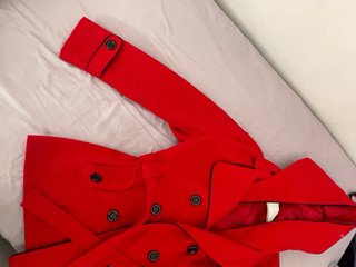 Abrigo corto rojo con capucha Talla M