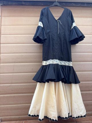 Vestido de flamenca negro y beige