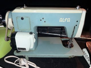 Máquina de coser Alfa Automática antigua
