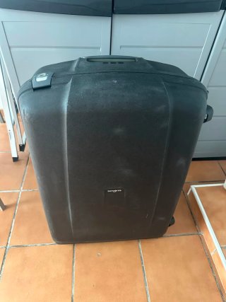 Maleta de viaje negra con ruedas