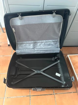 Maleta de viaje negra con ruedas