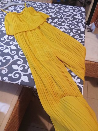Mono de verano amarillo plisado