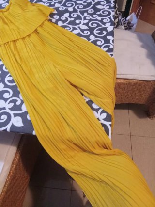 Mono de verano amarillo plisado