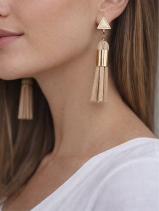 Pendientes largos dorados con flecos beige