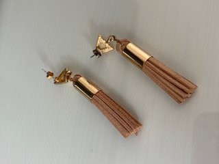 Pendientes largos dorados con flecos beige