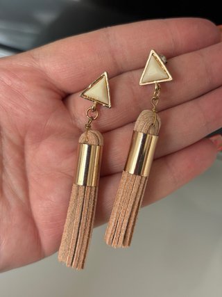 Pendientes largos dorados con flecos beige