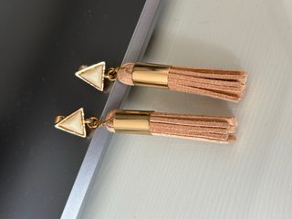 Pendientes largos dorados con flecos beige