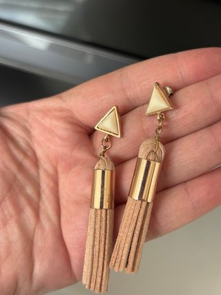 Pendientes largos dorados con flecos beige