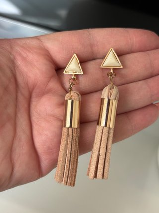 Pendientes largos dorados con flecos beige