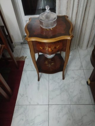 Mesa auxiliar de madera con cajón