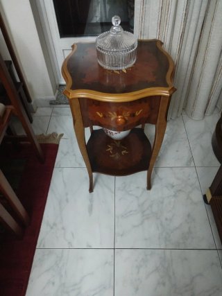 Mesa auxiliar de madera con cajón
