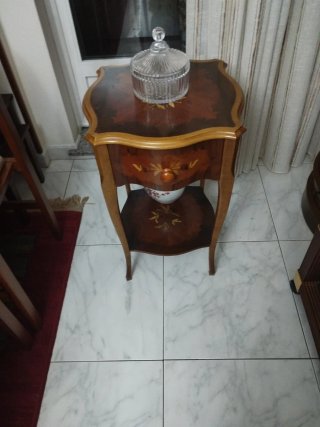 Mesa auxiliar de madera con cajón