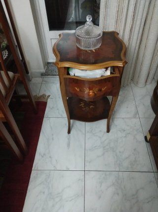 Mesa auxiliar de madera con cajón