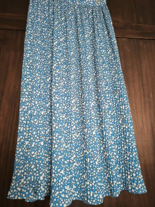 Falda plisada flores azules y blancas