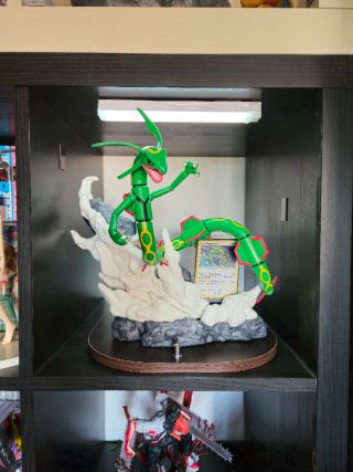 Figura Rayquaza con Diorama y Carta