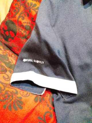 Camisa azul con parche de tambor