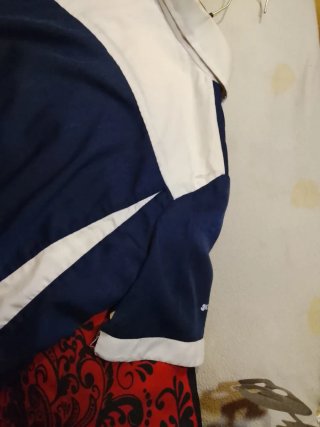 Camisa azul con parche de tambor