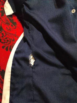 Camisa azul con parche de tambor