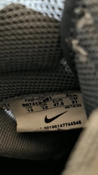 Zapatillas Nike grises y blancas