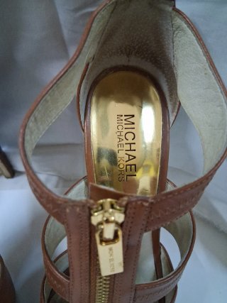 Sandali Michael Kors marroni con zip dorata