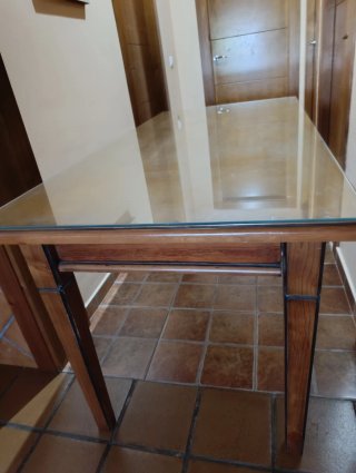 Mesa de madera maciza con tapa de cristal