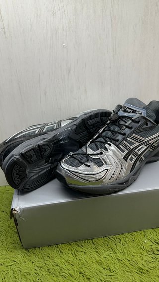 Zapatillas ASICS plateadas y negras
