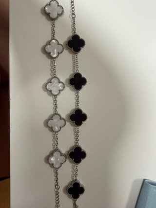 Pulsera Plata haviendo referencia a Van Cleef
