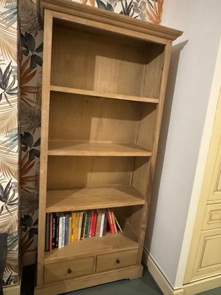 Librería de madera estilo rústico