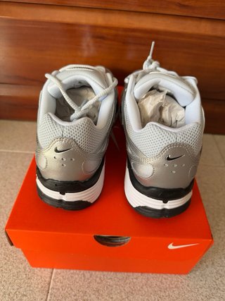 Nike P-6000 Talla 43 Plata y Negro