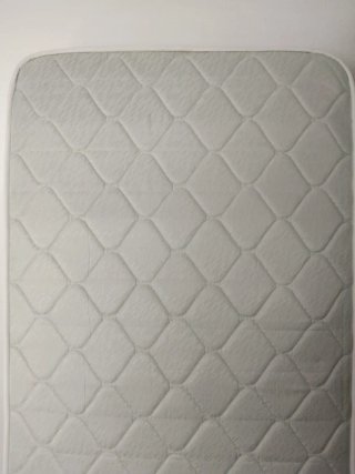 Cama nido de tela blanca