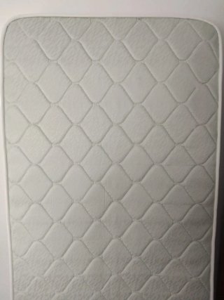 Cama nido de tela blanca