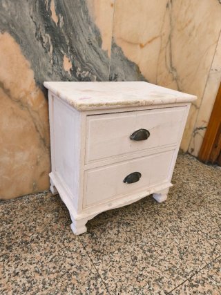 Mesita de noche pequeña de madera