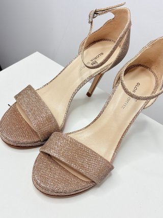 Zapatos de tacón Gloria Ortiz dorados