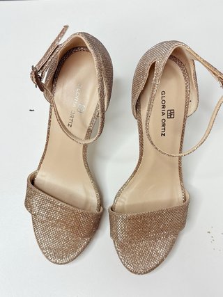 Zapatos de tacón Gloria Ortiz dorados