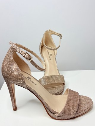 Zapatos de tacón Gloria Ortiz dorados