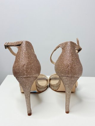 Zapatos de tacón Gloria Ortiz dorados