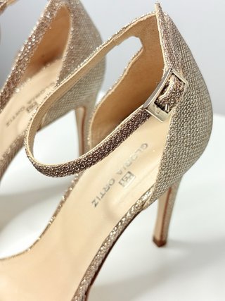 Zapatos de tacón Gloria Ortiz dorados