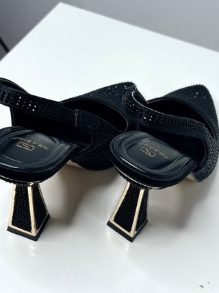 Zapatos de tacón negros Seaside con pedrería