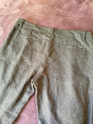 Pantalón de vestir gris con cremallera en los bajo