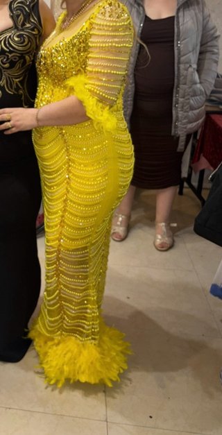 Vestido amarillo con pedrería y plumas