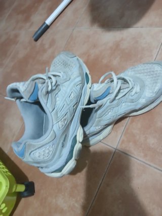 Zapatillas Asics grises y azules