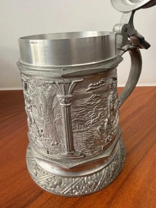 Jarra de estaño antigua cincelada