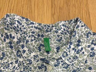 Camisa Benetton floral azul y blanca Talla XS