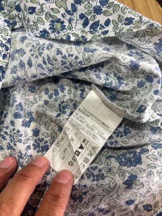 Camisa Benetton floral azul y blanca Talla XS