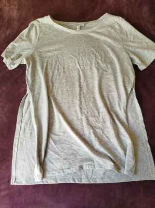 Camiseta gris con aberturas laterales
