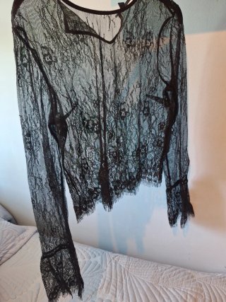 Blusa de encaje negro manga larga